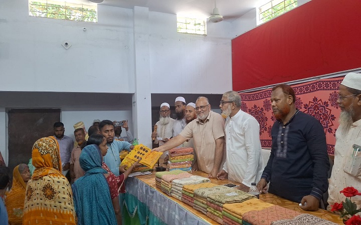 ঝিকরগাছায় সনাতন ধর্মের নারীদের মধ্যে শাড়ি বিতরণ করলো জামায়াত